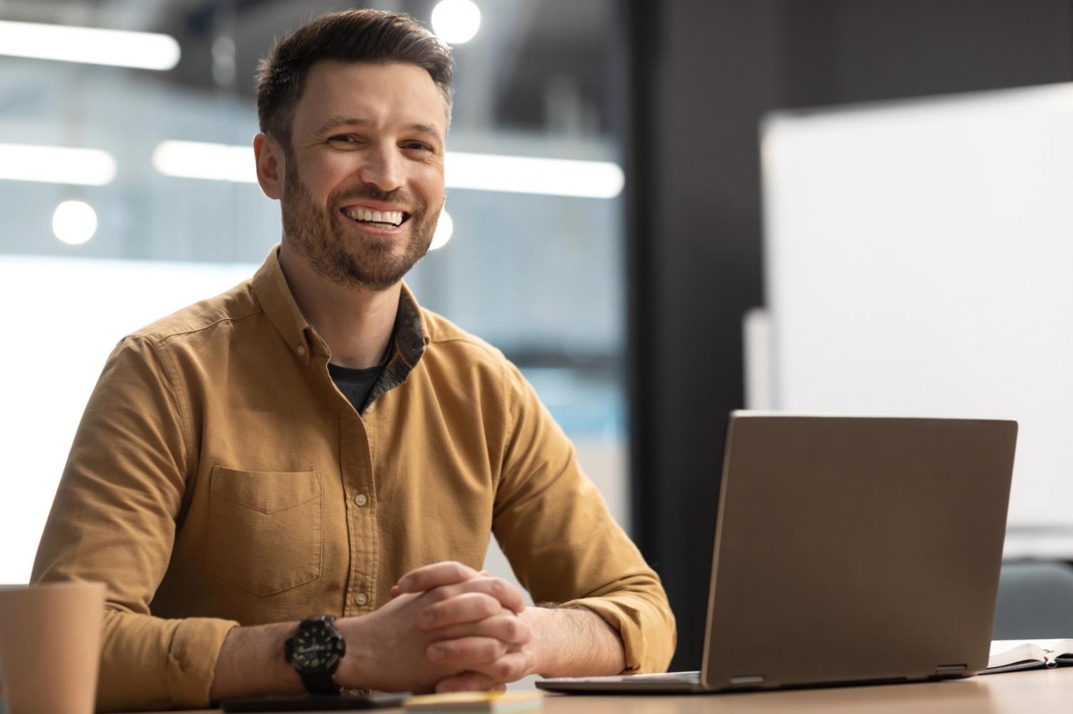 Fokussiertes Arbeiten am Computer während des Remote Learnings