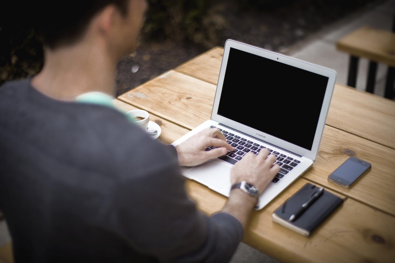 Teilnehmer bei der praktischen Arbeit an SEO-Optimierungen während eines Workshops